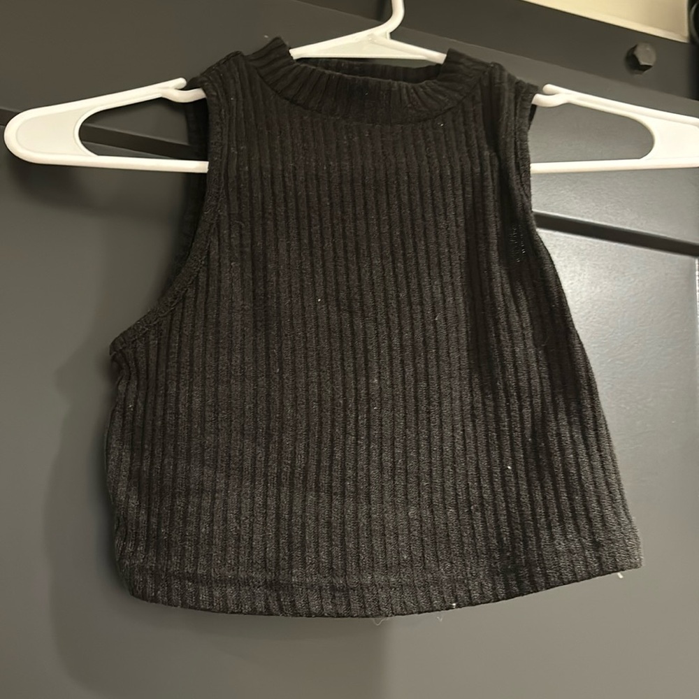 Cropped black tank top